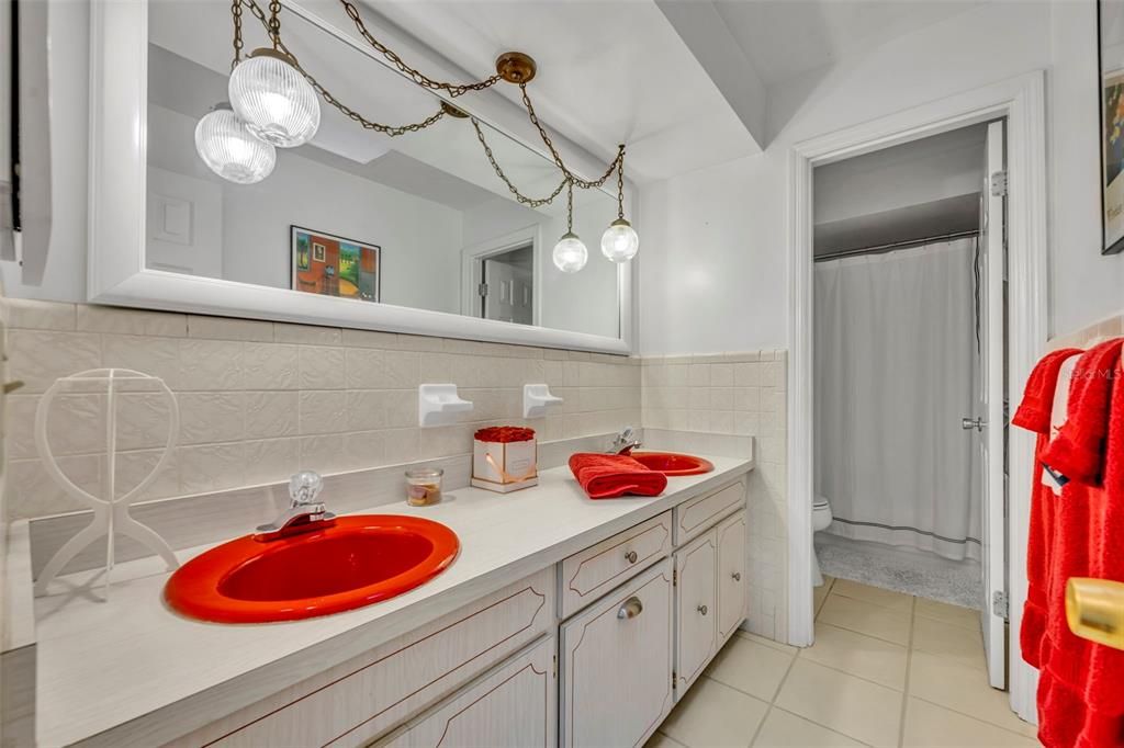 Activo con contrato: $600,000 (4 camas, 2 baños, 2668 Pies cuadrados)