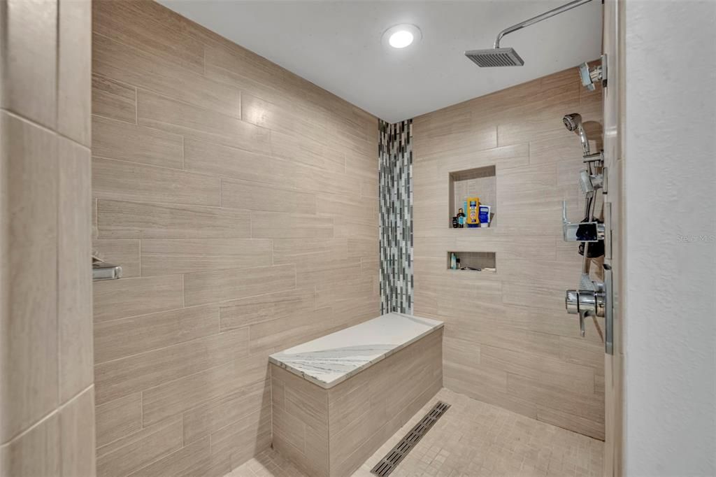 Activo con contrato: $600,000 (4 camas, 2 baños, 2668 Pies cuadrados)