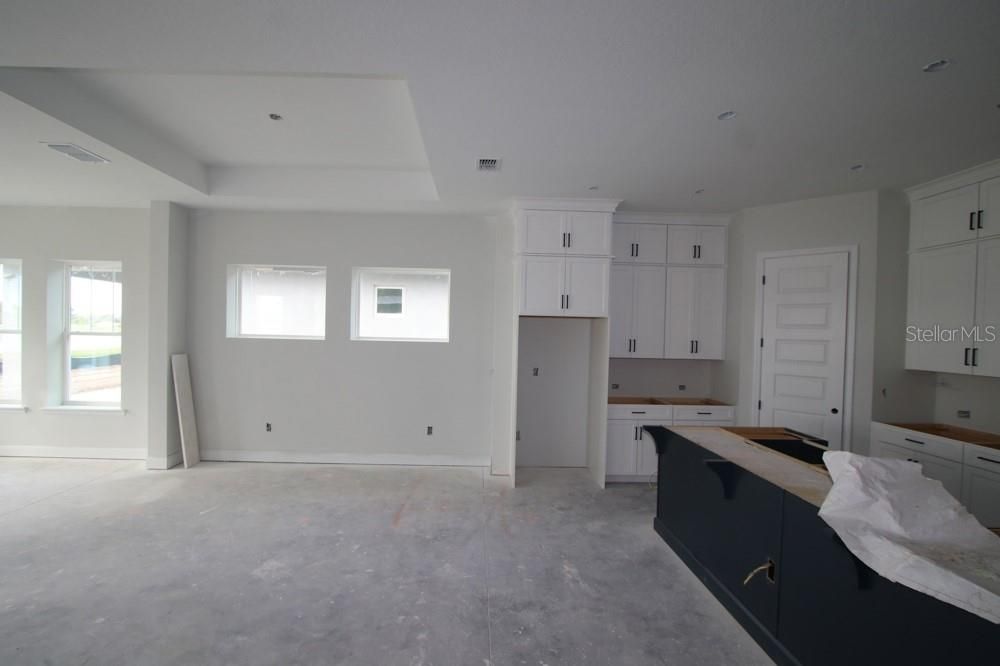 Под контрактом: $1,018,860 (4 спален, 3 ванн, 2940 Квадратных фут)