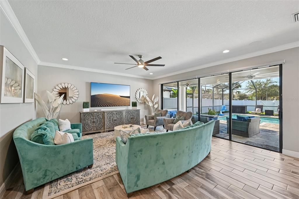 En Venta: $725,000 (5 camas, 3 baños, 3381 Pies cuadrados)