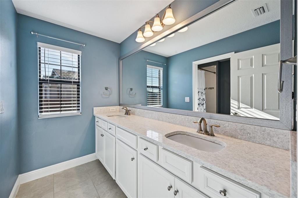 En Venta: $725,000 (5 camas, 3 baños, 3381 Pies cuadrados)