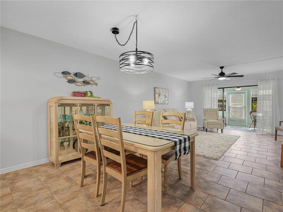 待售: $164,900 (2 贝兹, 2 浴室, 1185 平方英尺)