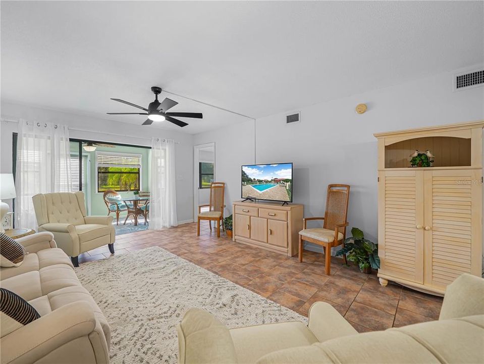 待售: $164,900 (2 贝兹, 2 浴室, 1185 平方英尺)