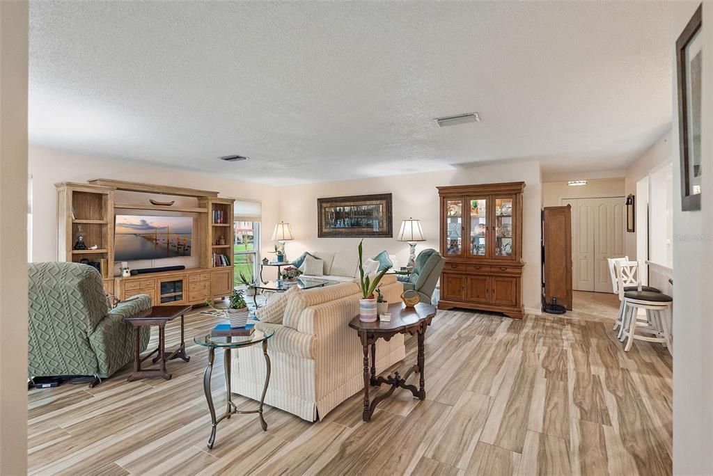 Active With Contract: $245,000 (2 beds, 2 baths, 1480 Square Feet)