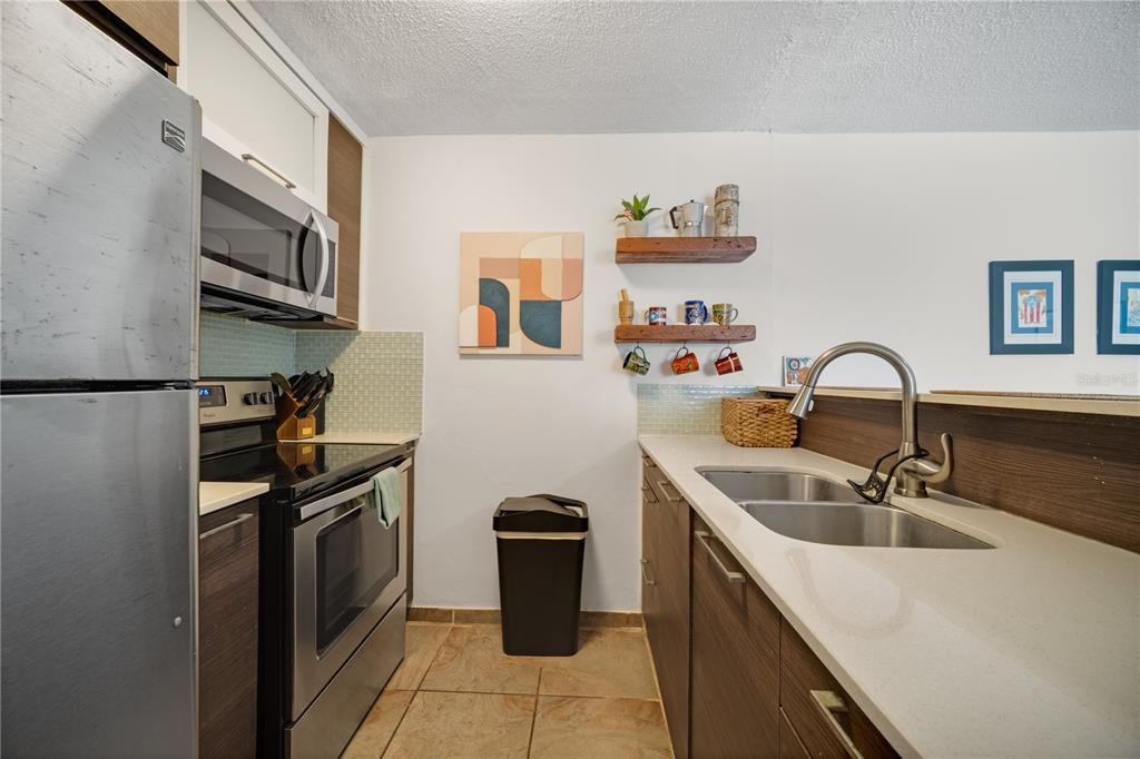 合同活跃: $295,000 (2 贝兹, 1 浴室, 745 平方英尺)