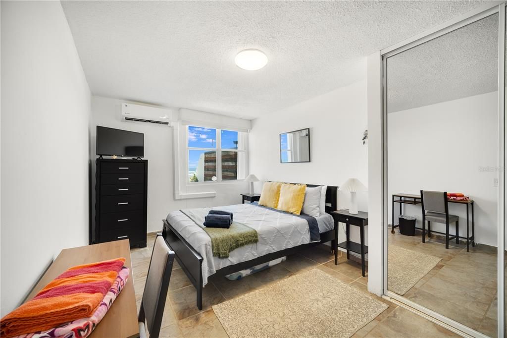 合同活跃: $295,000 (2 贝兹, 1 浴室, 745 平方英尺)