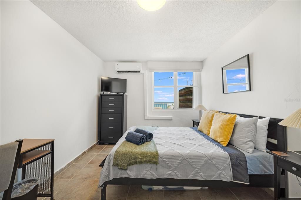 合同活跃: $295,000 (2 贝兹, 1 浴室, 745 平方英尺)