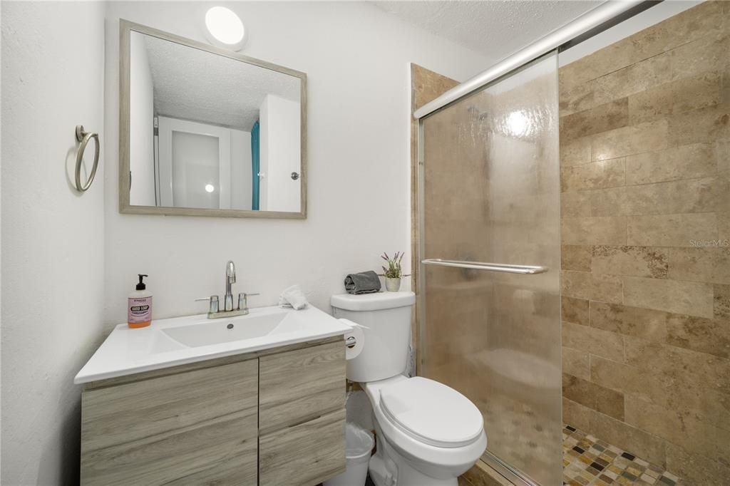 合同活跃: $295,000 (2 贝兹, 1 浴室, 745 平方英尺)