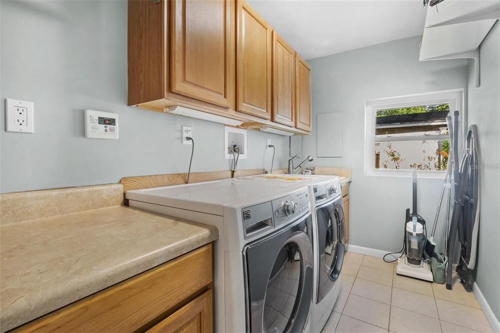 For Sale: $475,000 (4 beds, 3 baths, 2722 Square Feet)