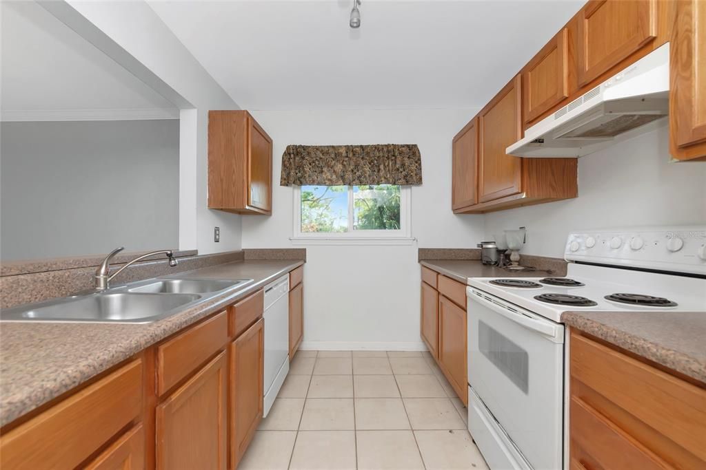 Active With Contract: $155,000 (2 beds, 2 baths, 1049 Square Feet)