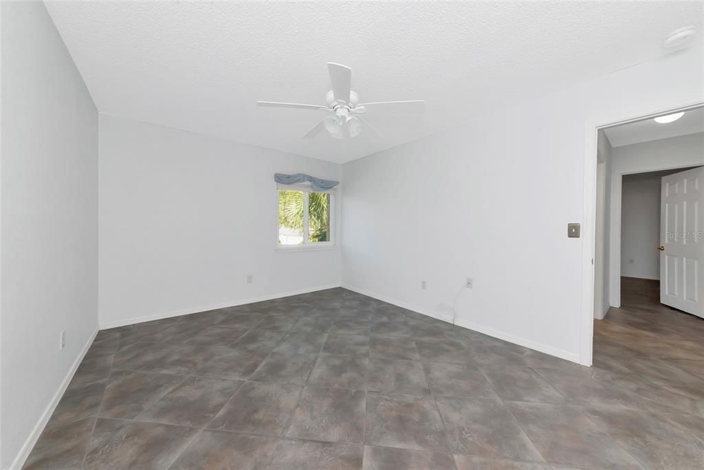 Active With Contract: $155,000 (2 beds, 2 baths, 1049 Square Feet)