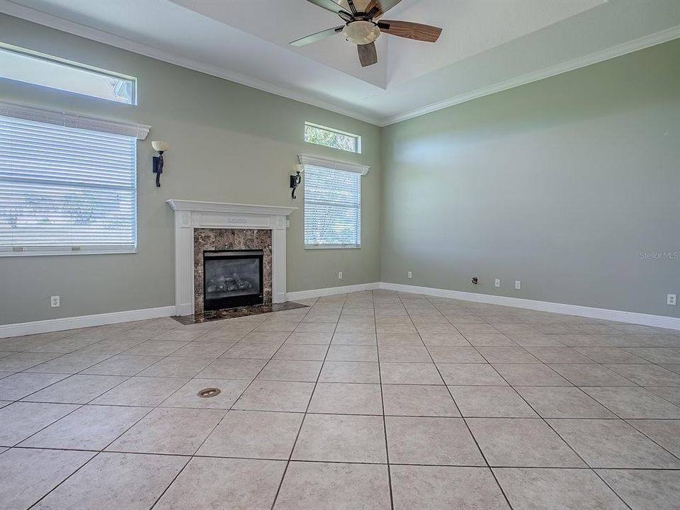 Activo con contrato: $445,000 (3 camas, 2 baños, 2866 Pies cuadrados)