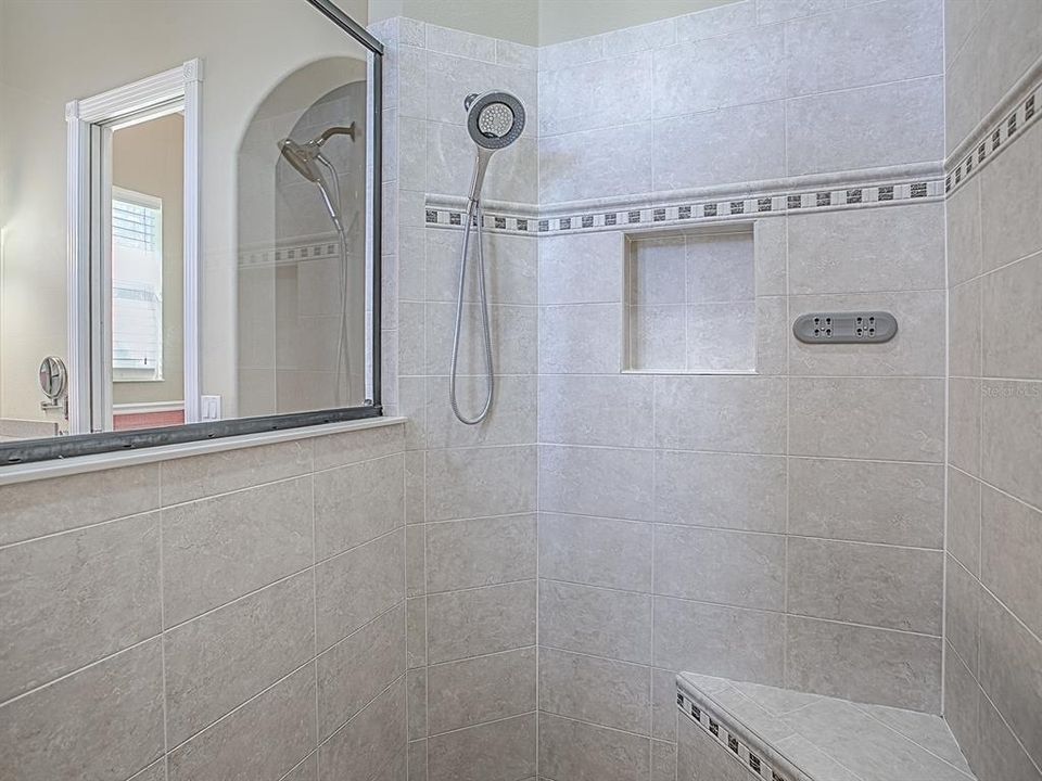 Activo con contrato: $445,000 (3 camas, 2 baños, 2866 Pies cuadrados)