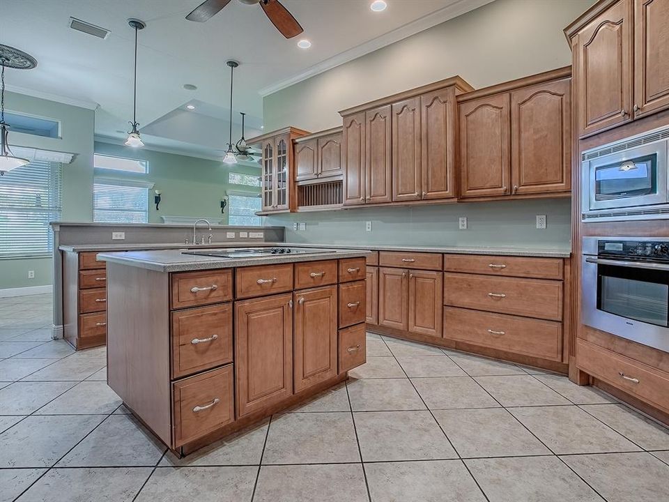 Activo con contrato: $445,000 (3 camas, 2 baños, 2866 Pies cuadrados)