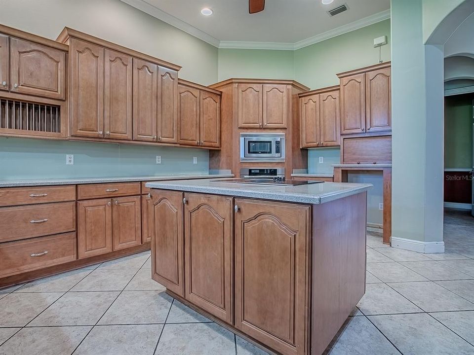 Activo con contrato: $445,000 (3 camas, 2 baños, 2866 Pies cuadrados)