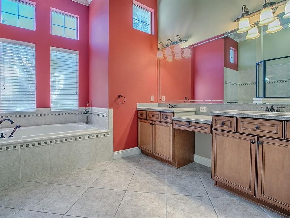 Activo con contrato: $445,000 (3 camas, 2 baños, 2866 Pies cuadrados)