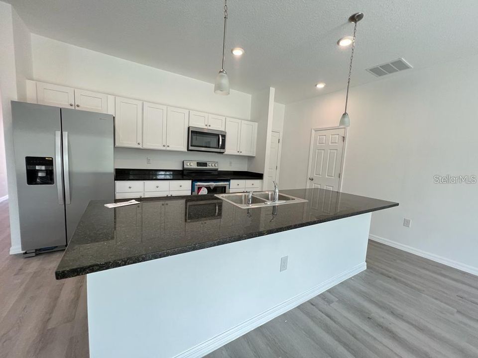 For Rent: $1,950 (4 beds, 2 baths, 1724 Square Feet)