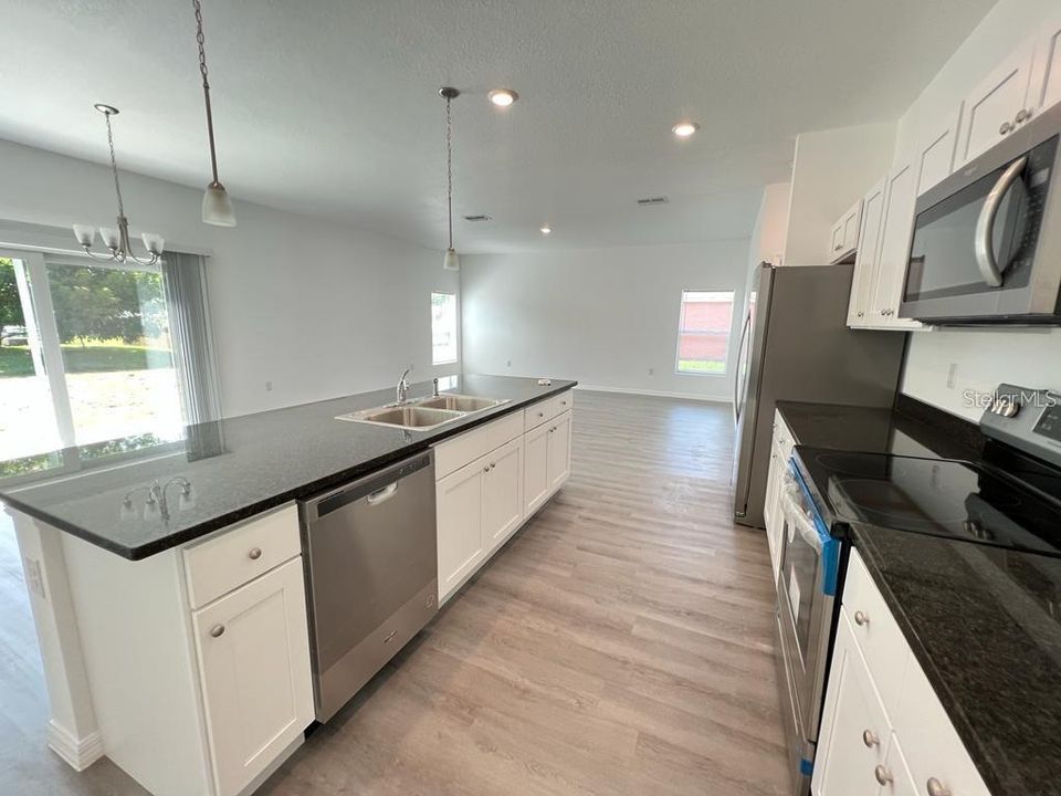 For Rent: $1,950 (4 beds, 2 baths, 1724 Square Feet)