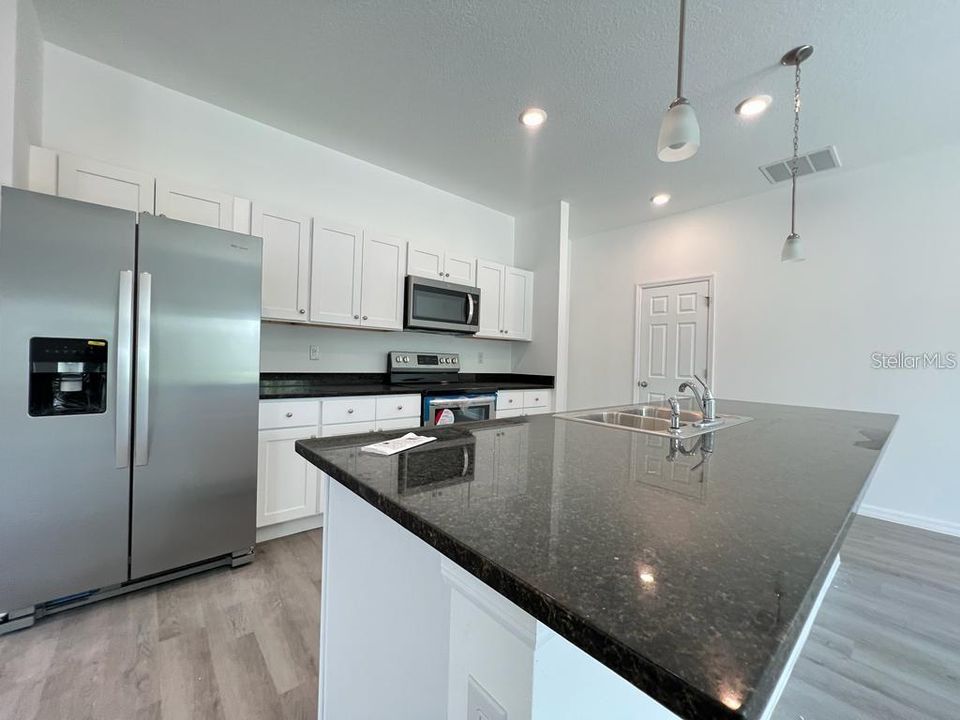 For Rent: $1,950 (4 beds, 2 baths, 1724 Square Feet)