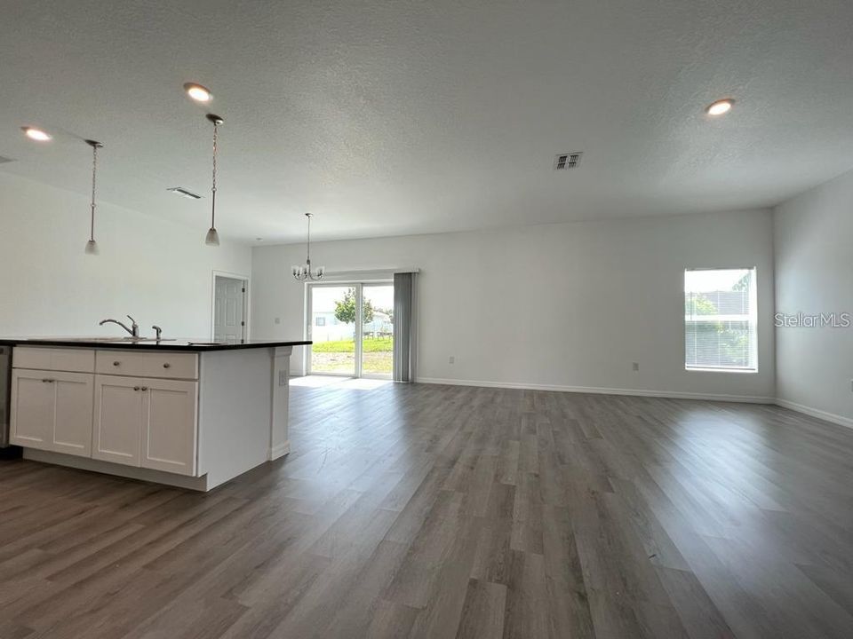 For Rent: $1,950 (4 beds, 2 baths, 1724 Square Feet)