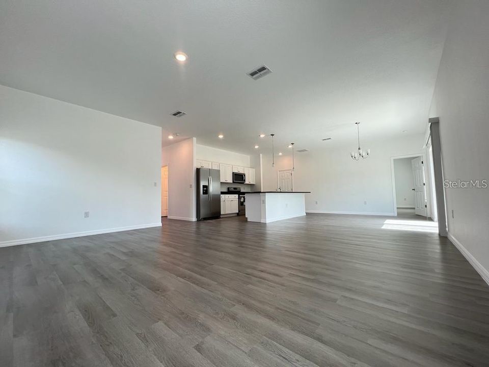 For Rent: $1,950 (4 beds, 2 baths, 1724 Square Feet)