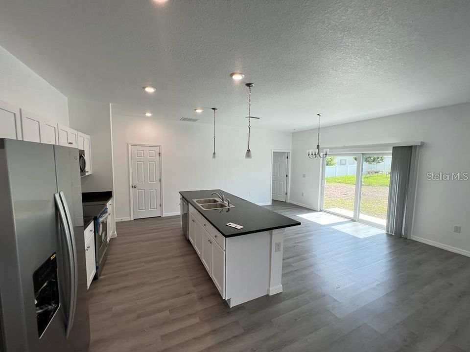 For Rent: $1,950 (4 beds, 2 baths, 1724 Square Feet)