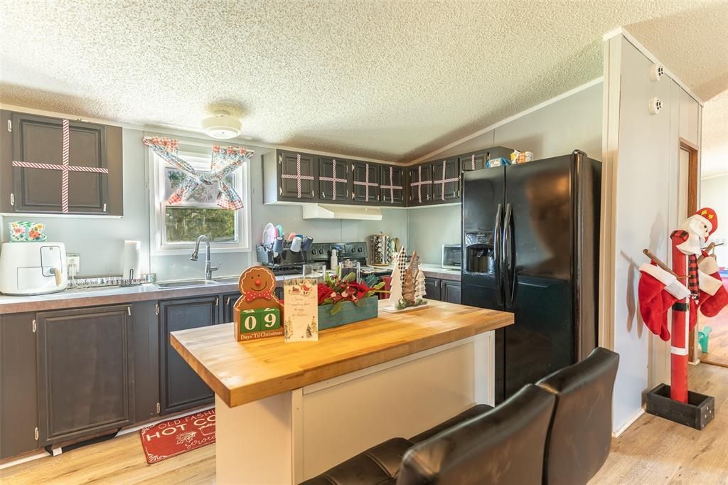 Active With Contract: $209,990 (3 beds, 2 baths, 1404 Square Feet)