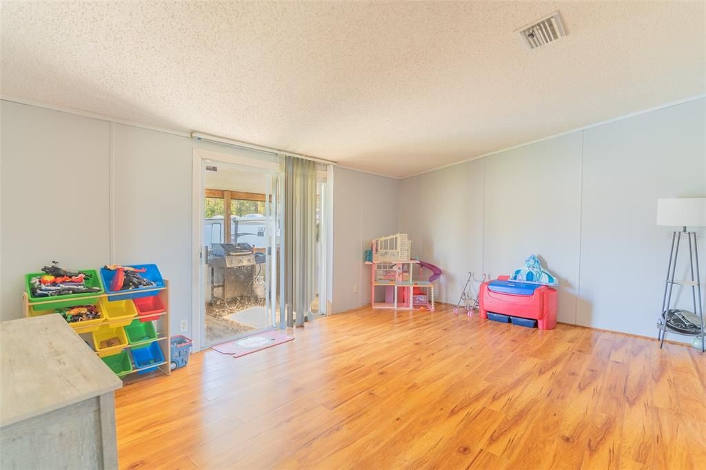 Active With Contract: $209,990 (3 beds, 2 baths, 1404 Square Feet)