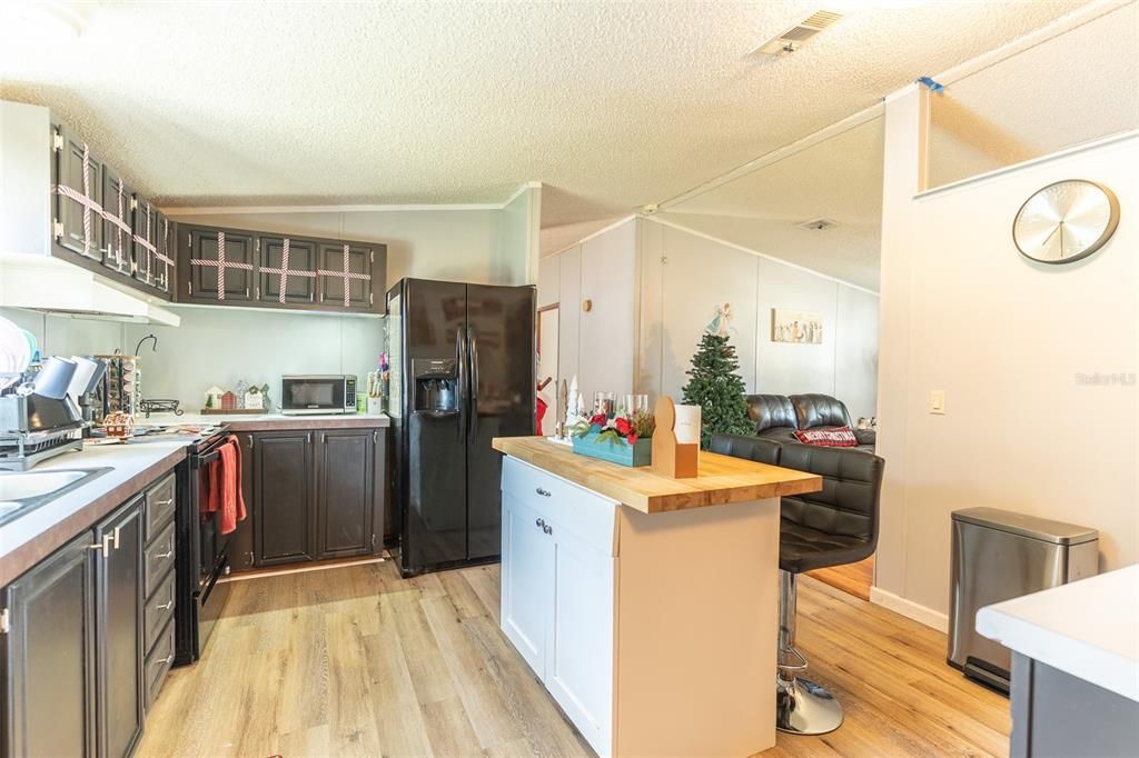 Active With Contract: $209,990 (3 beds, 2 baths, 1404 Square Feet)