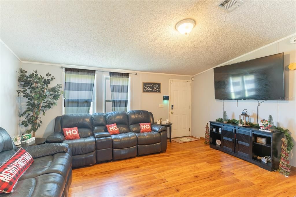 Active With Contract: $209,990 (3 beds, 2 baths, 1404 Square Feet)