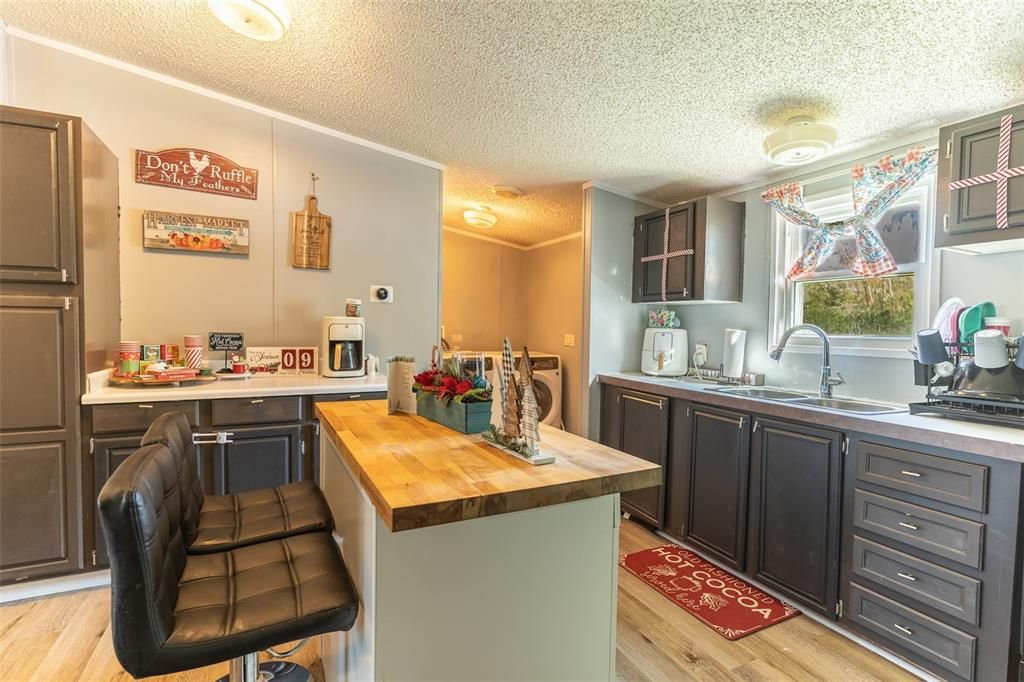 Active With Contract: $209,990 (3 beds, 2 baths, 1404 Square Feet)