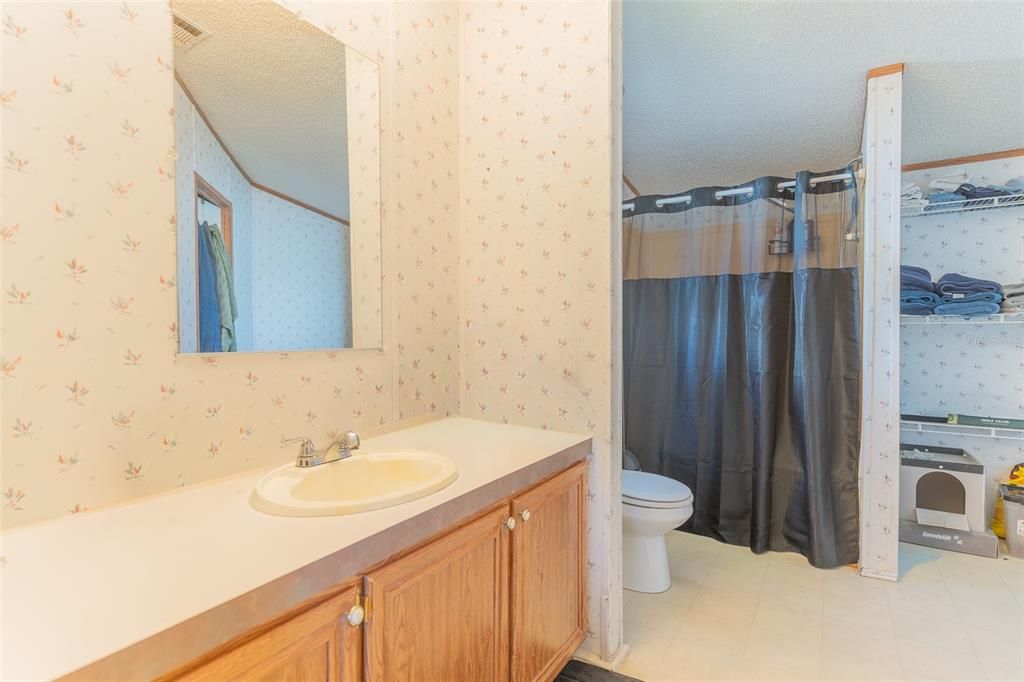 Active With Contract: $209,990 (3 beds, 2 baths, 1404 Square Feet)