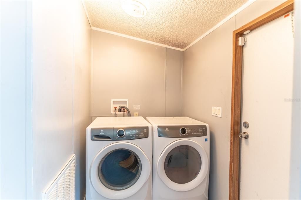 Active With Contract: $209,990 (3 beds, 2 baths, 1404 Square Feet)