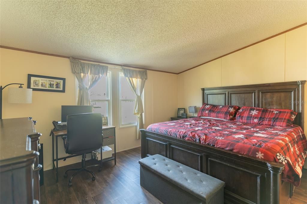 Active With Contract: $209,990 (3 beds, 2 baths, 1404 Square Feet)