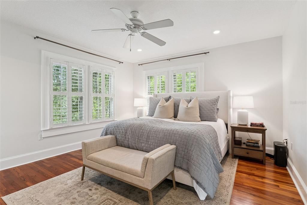 Под контрактом: $1,075,000 (4 спален, 3 ванн, 2434 Квадратных фут)