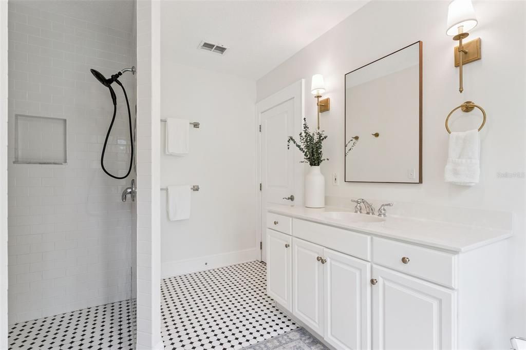 Под контрактом: $1,075,000 (4 спален, 3 ванн, 2434 Квадратных фут)