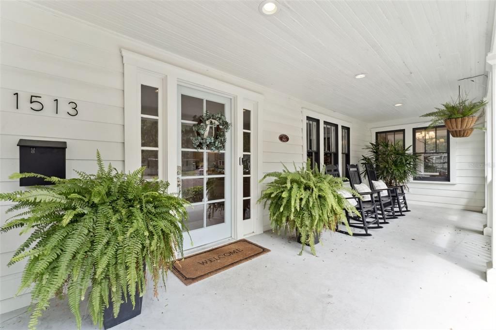 Под контрактом: $1,075,000 (4 спален, 3 ванн, 2434 Квадратных фут)