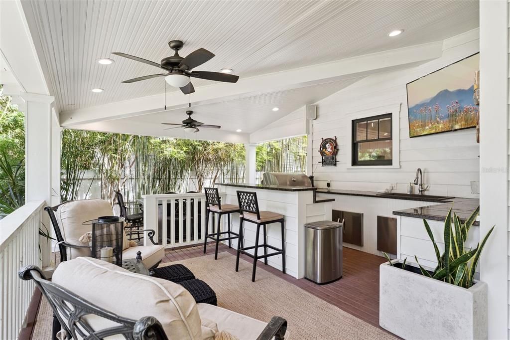 Под контрактом: $1,075,000 (4 спален, 3 ванн, 2434 Квадратных фут)