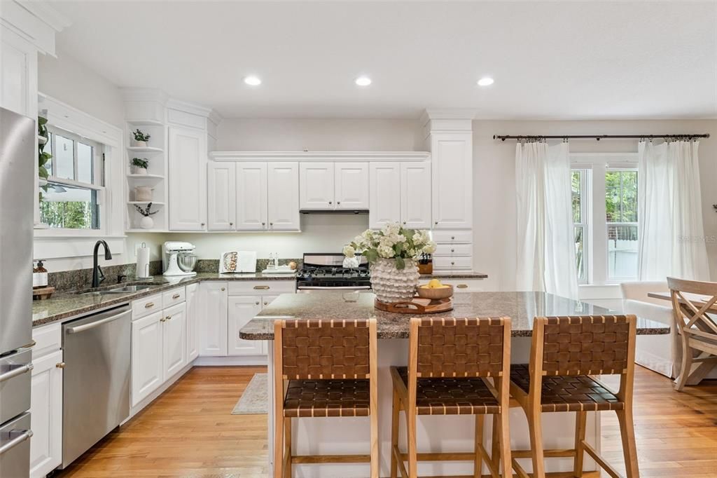 Под контрактом: $1,075,000 (4 спален, 3 ванн, 2434 Квадратных фут)