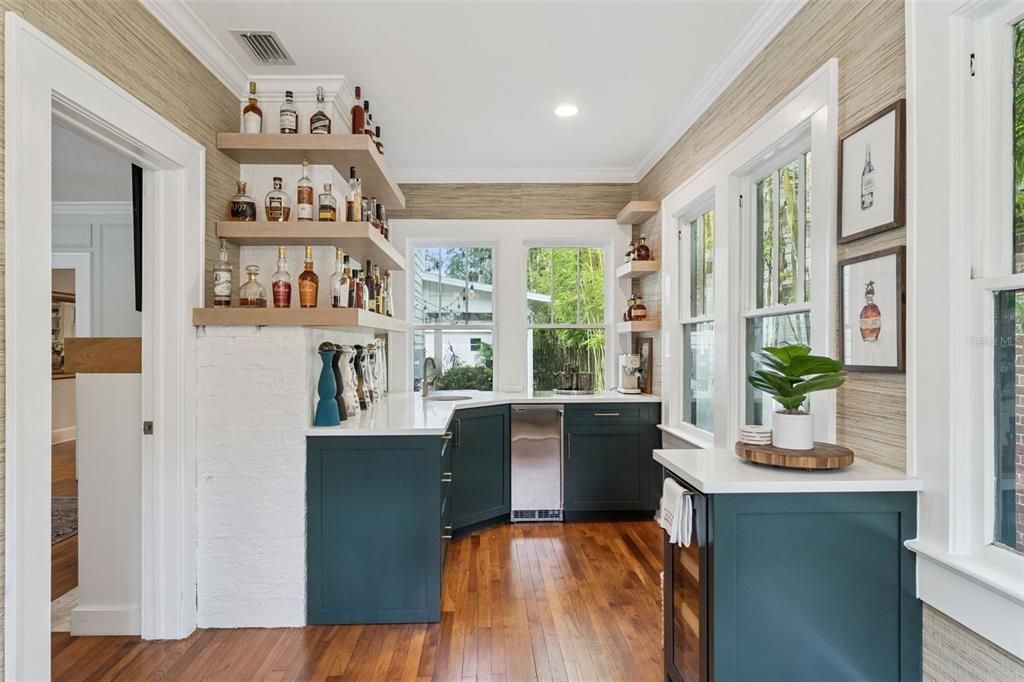 Под контрактом: $1,075,000 (4 спален, 3 ванн, 2434 Квадратных фут)