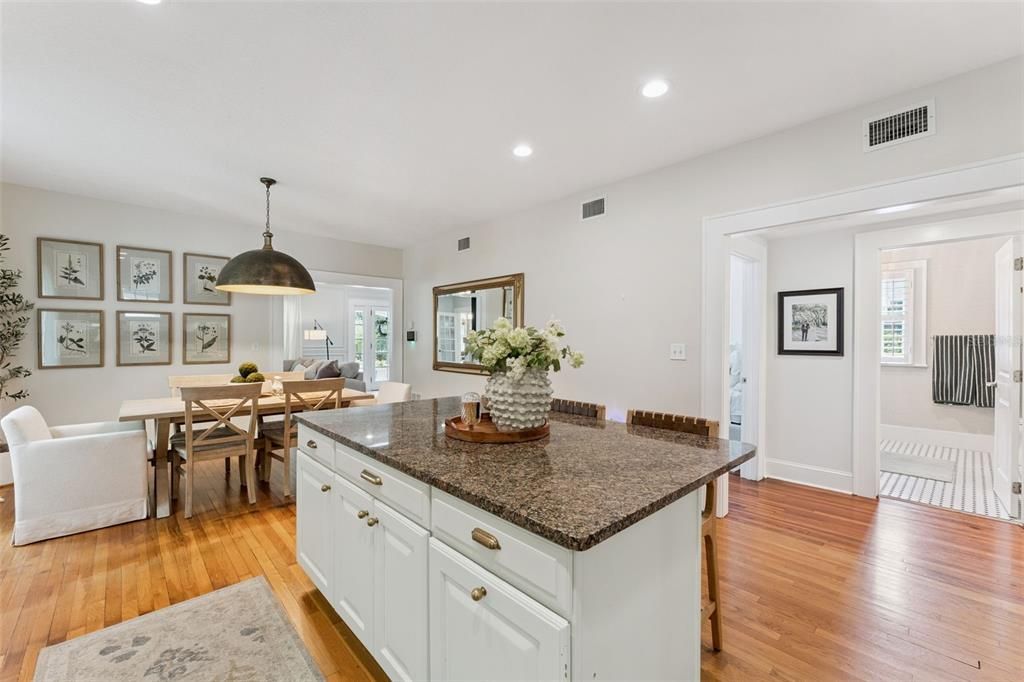 Под контрактом: $1,075,000 (4 спален, 3 ванн, 2434 Квадратных фут)