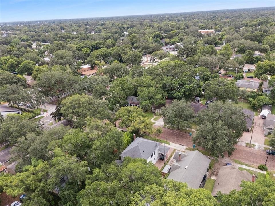 Под контрактом: $1,075,000 (4 спален, 3 ванн, 2434 Квадратных фут)