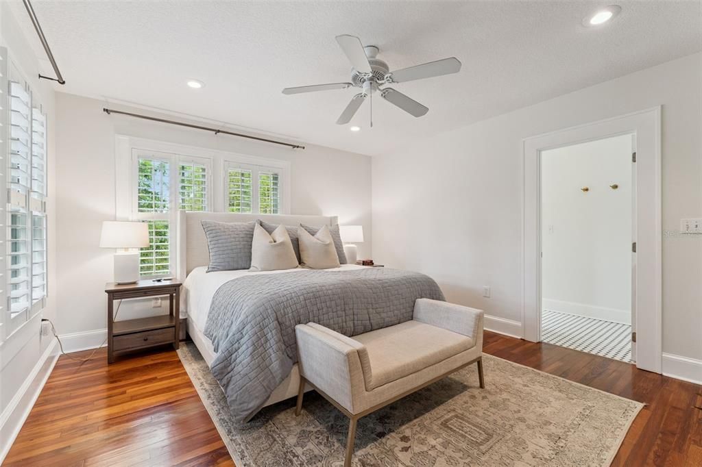 Под контрактом: $1,075,000 (4 спален, 3 ванн, 2434 Квадратных фут)