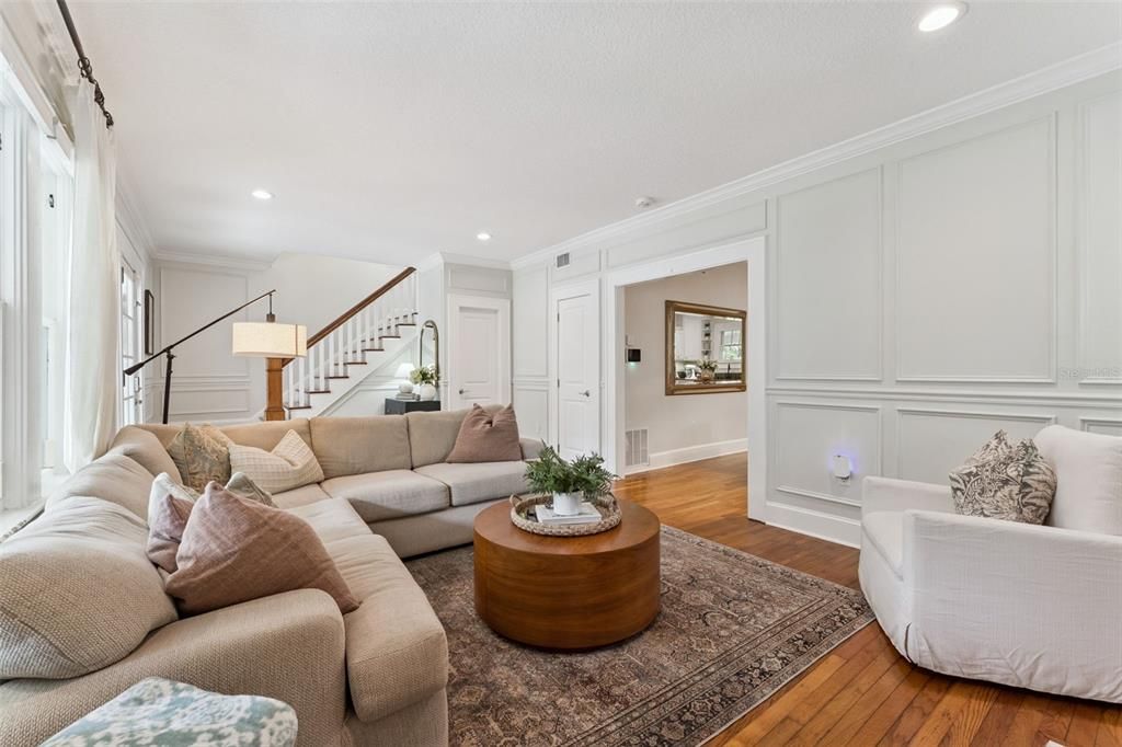 Под контрактом: $1,075,000 (4 спален, 3 ванн, 2434 Квадратных фут)