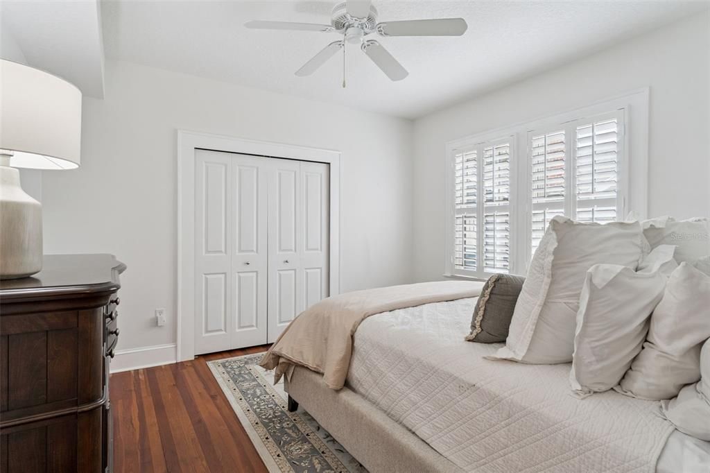 Под контрактом: $1,075,000 (4 спален, 3 ванн, 2434 Квадратных фут)