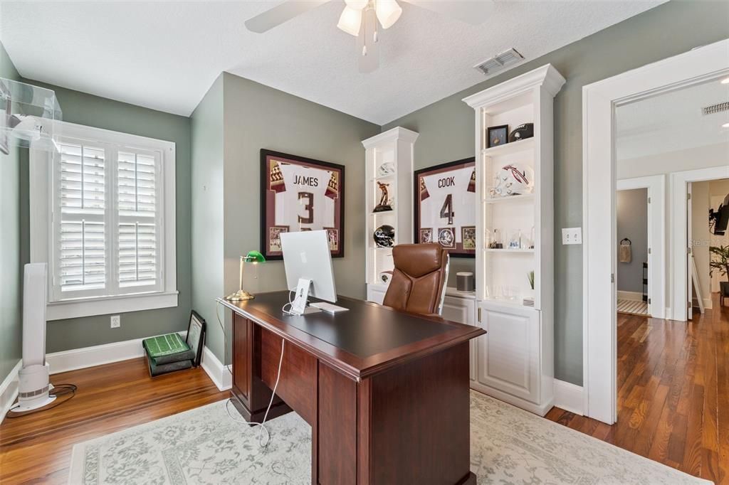 Под контрактом: $1,075,000 (4 спален, 3 ванн, 2434 Квадратных фут)