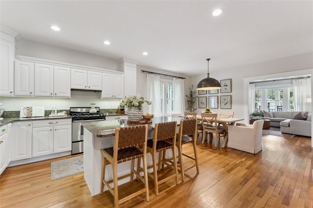 Под контрактом: $1,075,000 (4 спален, 3 ванн, 2434 Квадратных фут)