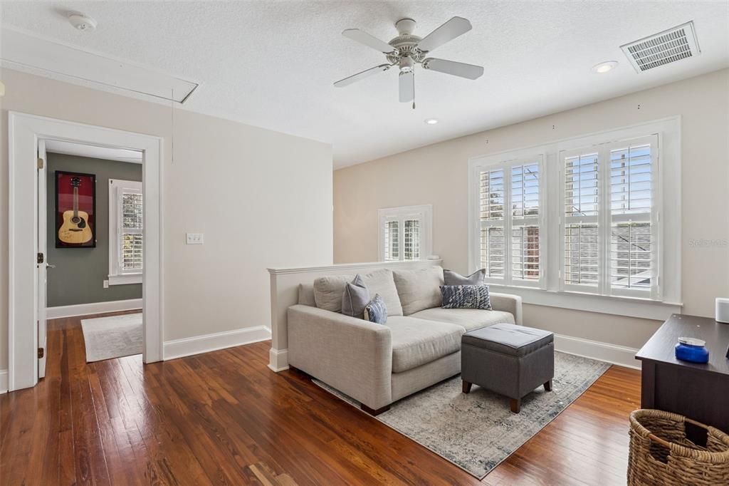 Под контрактом: $1,075,000 (4 спален, 3 ванн, 2434 Квадратных фут)