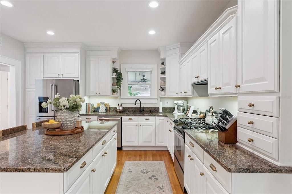 Под контрактом: $1,075,000 (4 спален, 3 ванн, 2434 Квадратных фут)