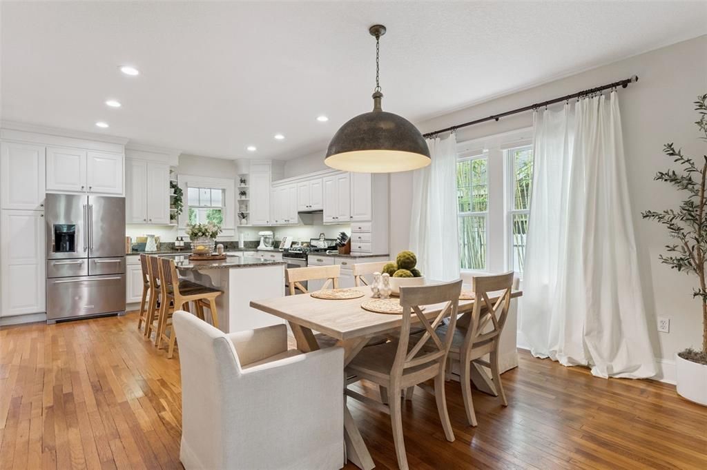 Под контрактом: $1,075,000 (4 спален, 3 ванн, 2434 Квадратных фут)